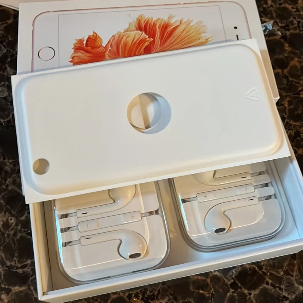 Iphone 6 headphones New 2 pairs Great 4 Commercial Airlines